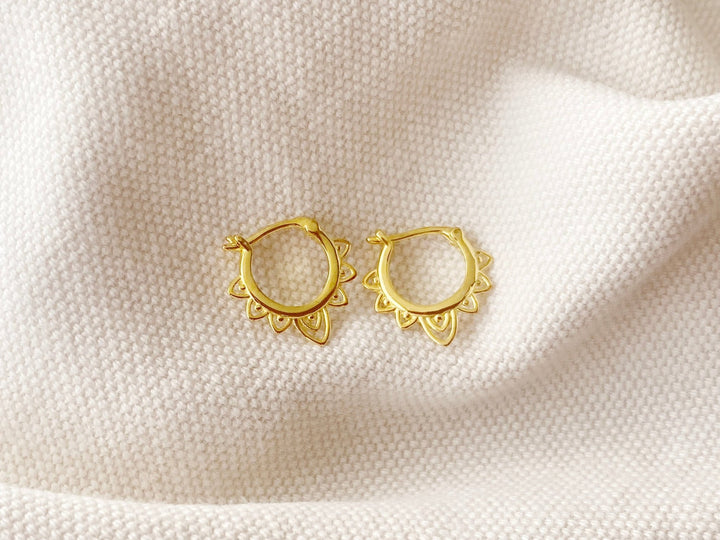 Moderner Schmuck für junge Frauen, vergoldete Huggies im Boho Style von Alicia's Diary