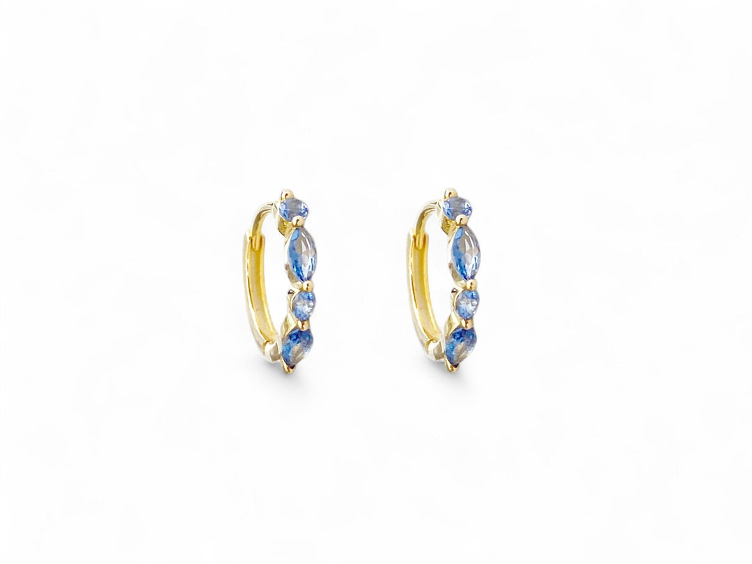 Goldene Huggie Ohrringe mit blauen Steinen von ALICIA'S DIARY