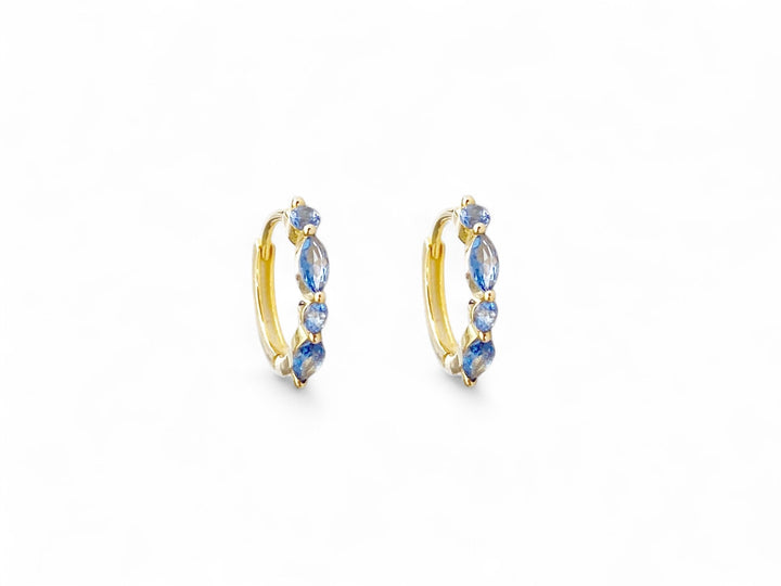 Goldene Huggie Ohrringe mit blauen Steinen von ALICIA'S DIARY