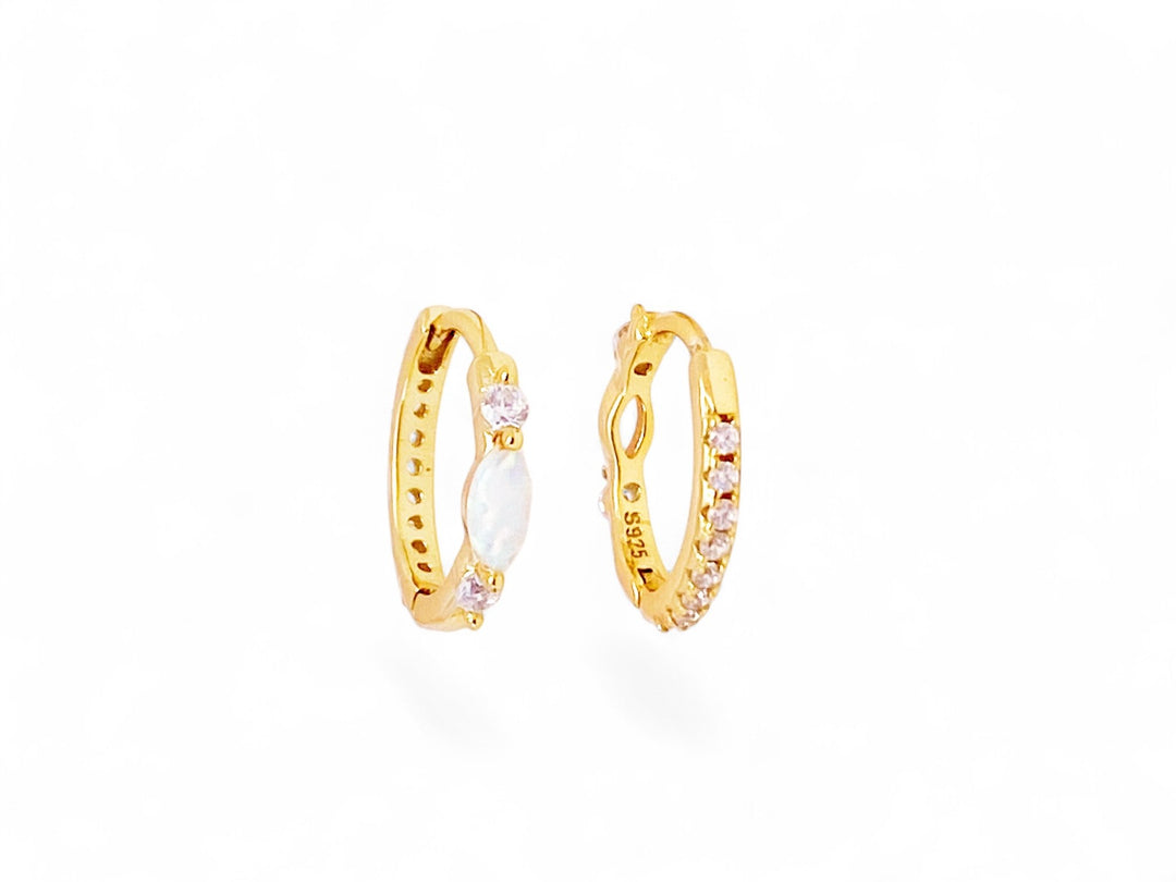 Goldene kleine Creolen mit Opal und Strass vor weißem Hintergrund