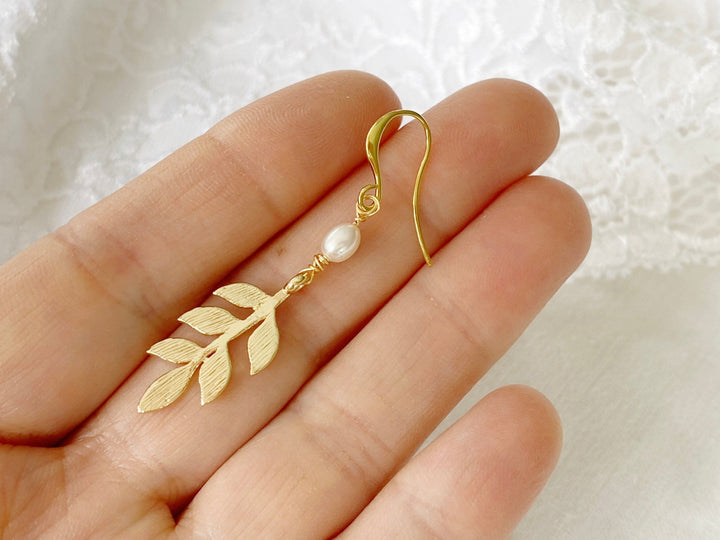 Zierliche und filigrane Blumenranken Ohrringe mit Perle für elegante Bräute von ALICIA'S DIARY