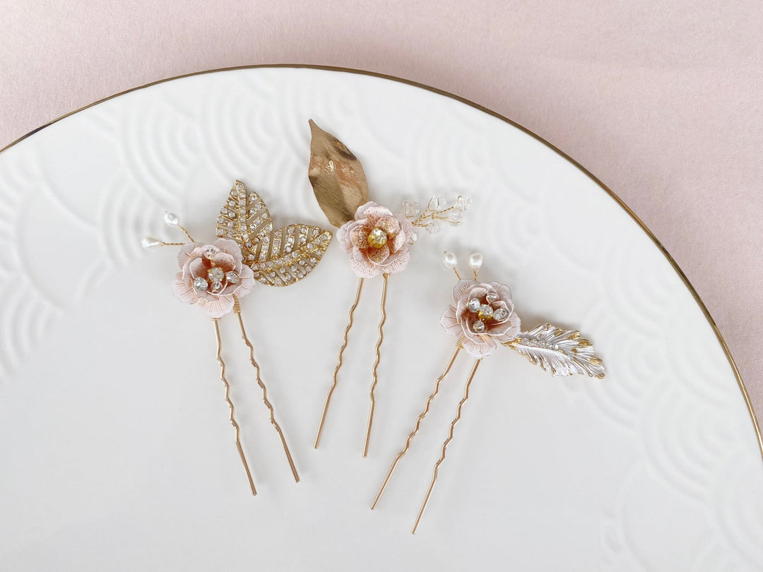 Dezenter romantischer Brauthaarschmuck mit rosa Blüten und goldenen Blättern, Braut Haarpins mit Blumen von Alicia's Diary