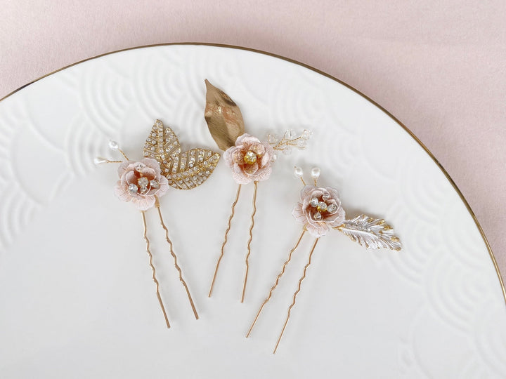 Dezenter romantischer Brauthaarschmuck mit rosa Blüten und goldenen Blättern, Braut Haarpins mit Blumen von Alicia's Diary