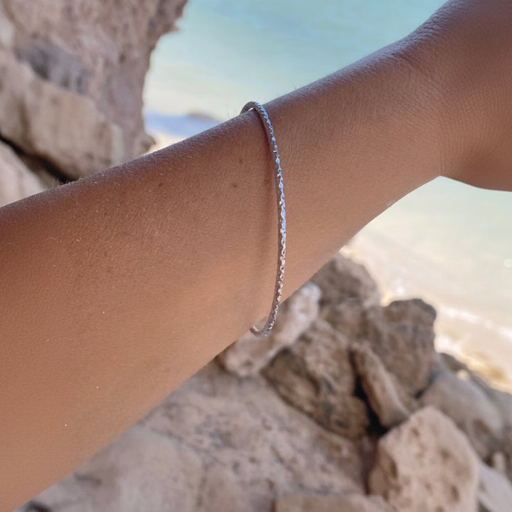Silver jewelry for beach holidays made of waterproof stainless steel, modern jewelry for young women, trendy bangle for ladies