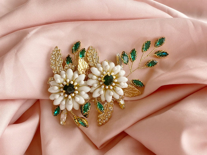 Perfekt für ein altmodisches oder modernes Hochzeitskleid: Goldene Vintage Haarspange mit grünen Steinen