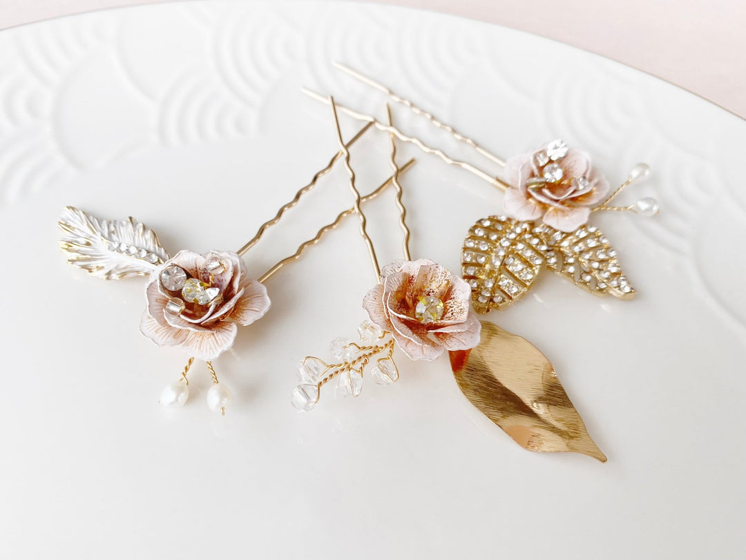 Hochzeit Accessoires in Champagner, Blush, Puder und Ivory, Braut Frisur mit Rosen Haarnadeln, Haarpins von Alicia's Diary
