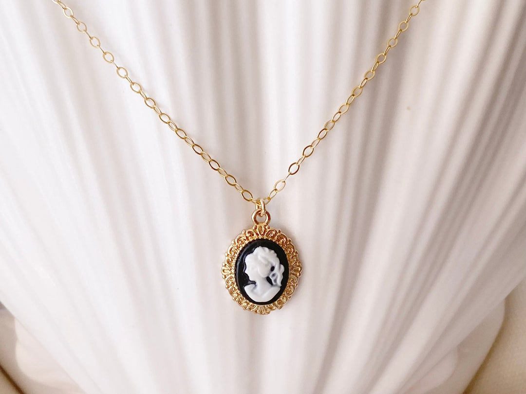 Goldener hautfreundlicher Vintage Schmuck mit Frauen Portrait von ALICIA'S DIARY