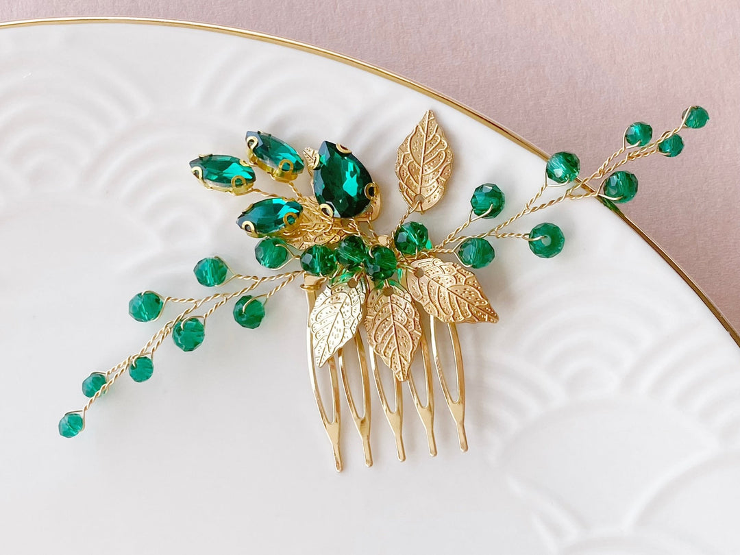 Kleiner Braut Haarkamm mit grünen Kristallen und goldenen Blättern für dein Vintage Brautkleid von Alicia's Diary