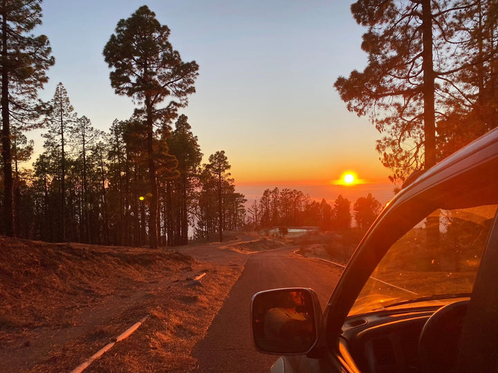 Warmer Sonnenuntergang auf der atlantischen Insel La Palma, Roadtrip mit der Familie