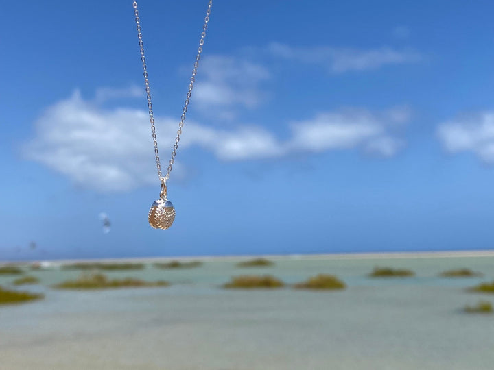 Beach Girl Schmuck Inspo: Silberkette mit Muschel Anhänger mit Opal-Perle von Alicia&