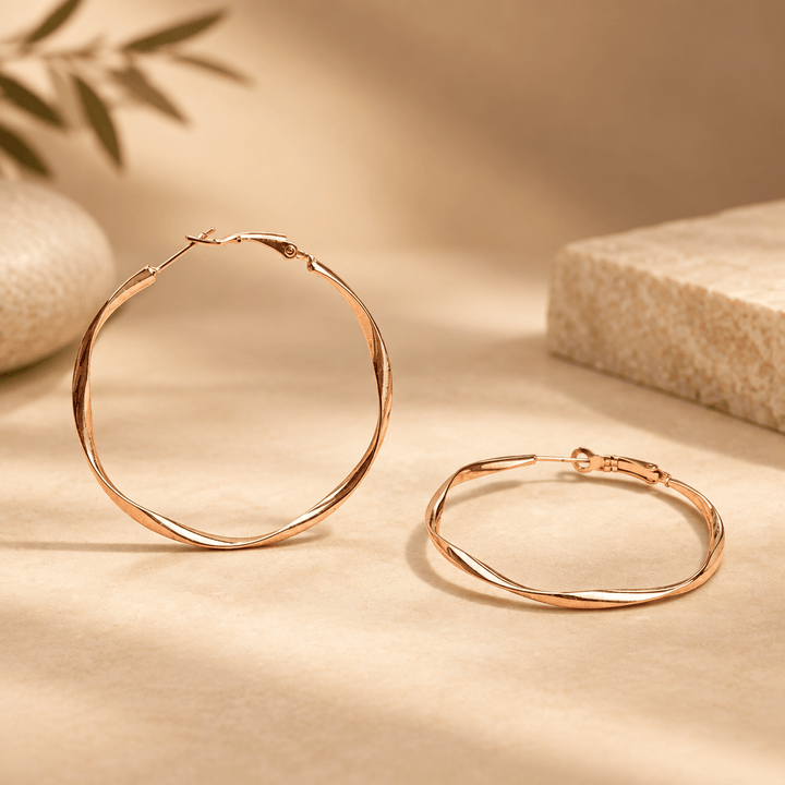 Gedrehte Creolen rosengold, moderne Ohrringe für junge Frauen, Edelstahl Creolen minimalistisch, Schmuck von