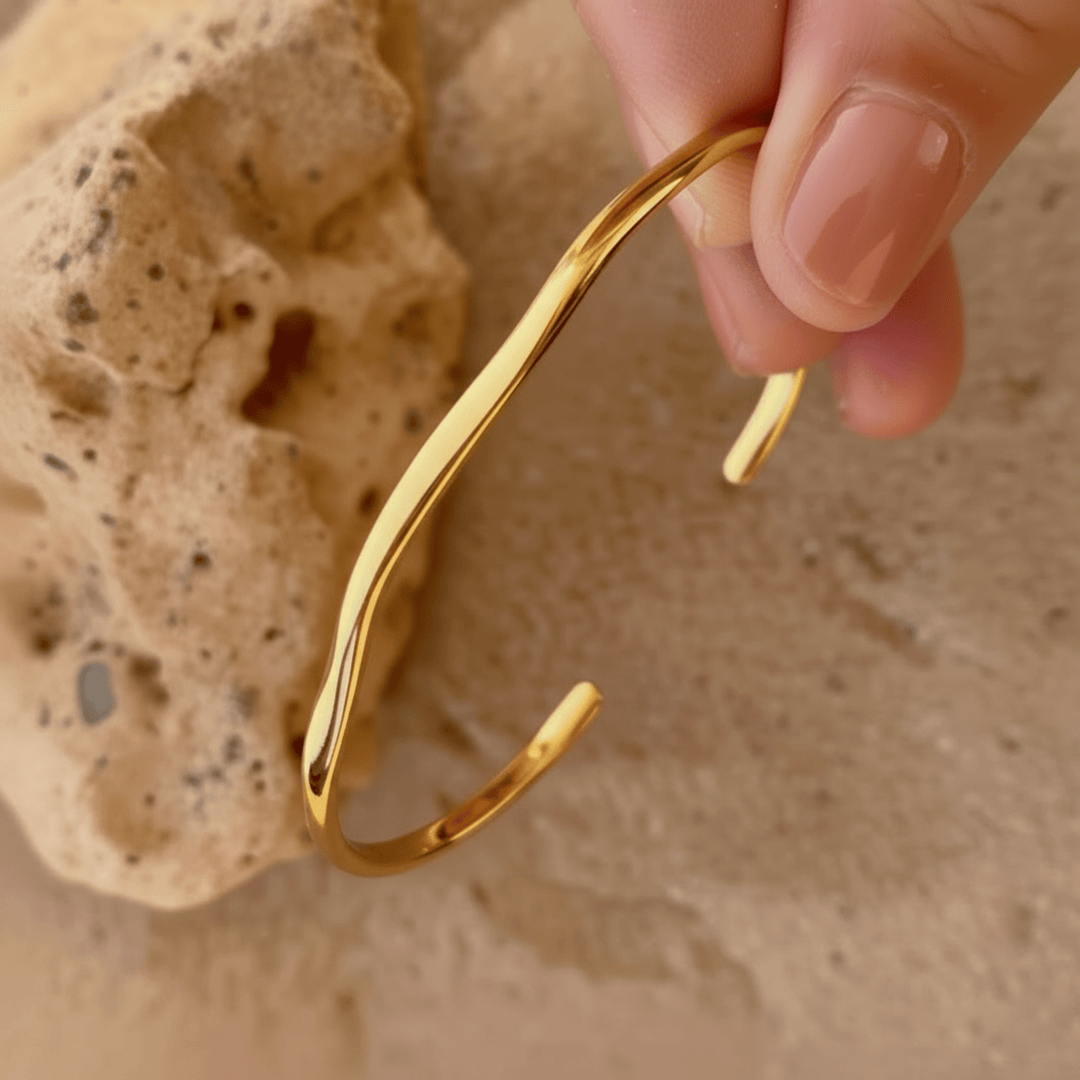 Minimalistische goldene Armspange, organischer natürlicher Schmuck aus vergoldetem 925 Silber, goldener Arm Cuff