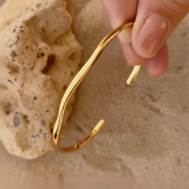 Minimalistische goldene Armspange, organischer natürlicher Schmuck aus vergoldetem 925 Silber, goldener Arm Cuff