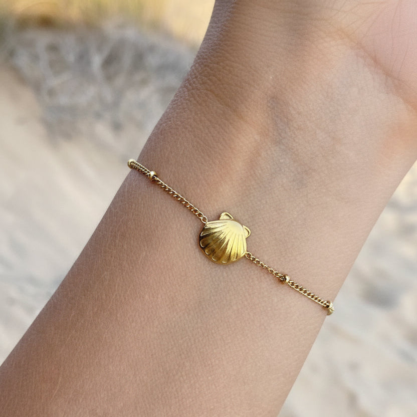 Wasserdichtes Armband mit Muschel Perle, Jakobsmuschel Anhänger Charm aus hautverträglichem vergoldeten Edelstahl