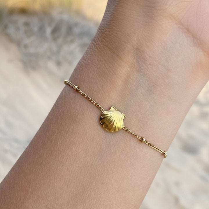 Wasserdichtes Armband mit Muschel Perle, Jakobsmuschel Anhänger Charm aus hautverträglichem vergoldeten Edelstahl