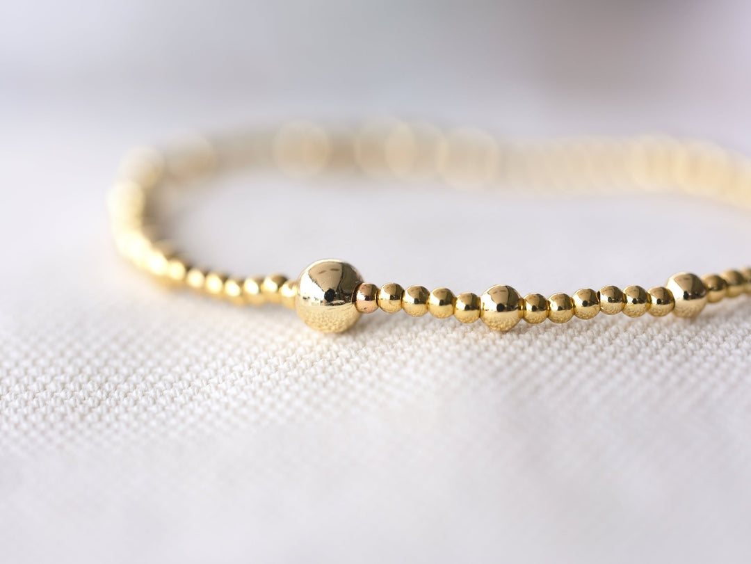Basic Armband mit Edelstahl Perlen gold, hypoallergen und hautfreundlich, moderner Schmuck von Alicia's Diary