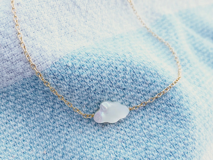 Detailaufnahme des feinen vergoldeten Wolkenarmbands mit Perlmutt-Charm - ALICIA'S DIARY®