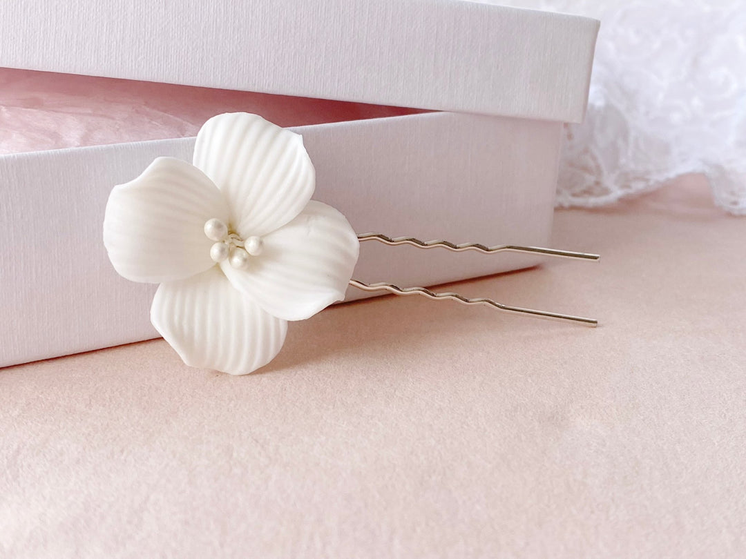 Haarschmuck für Braut Styling Trends 2026, dezent, klasssisch, weiß von Alicia's Diary