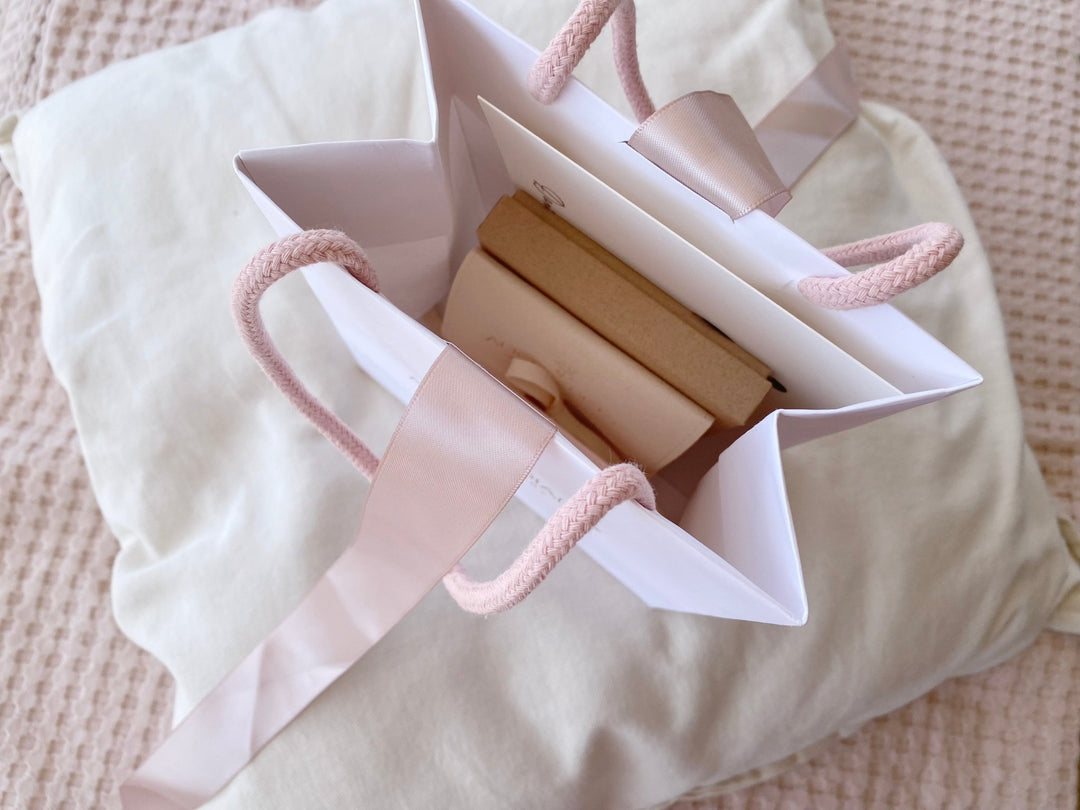 Eine gelungene Überraschung: Edle Geschenktasche mit Schleife von ALICIA'S DIARY®