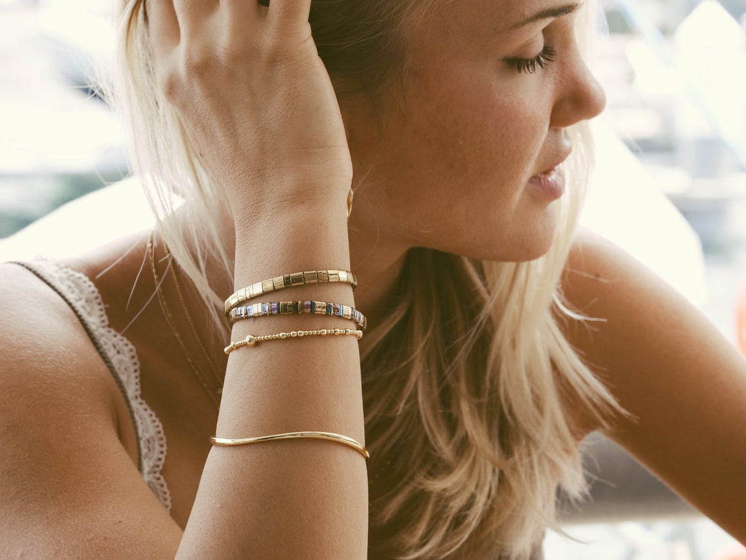 Welcher Schmuck passt zu mir, Armband gold mit Perlen oder minimalistischer Armreif von Alicia's Diary, besonderer Schmuck