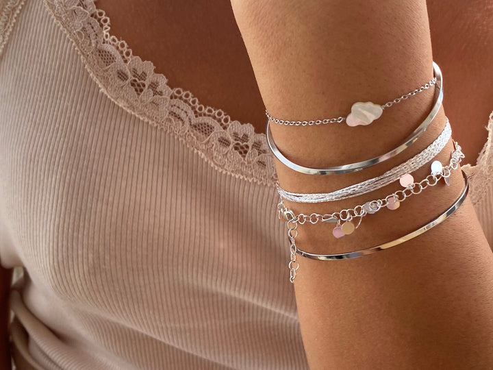 Gelungene Armband Kombination von silbernen Bracelets, Armbändern und Armreifen, schöner Schmuck von Alicia's Diary