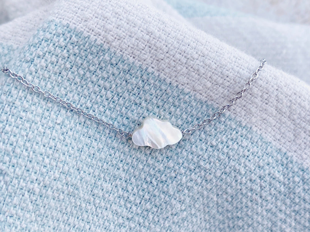 Echtsilber Armband mit Perlmutt Wolken Charm auf hellblauem Strandhandtuch - ALICIA'S DIARY®