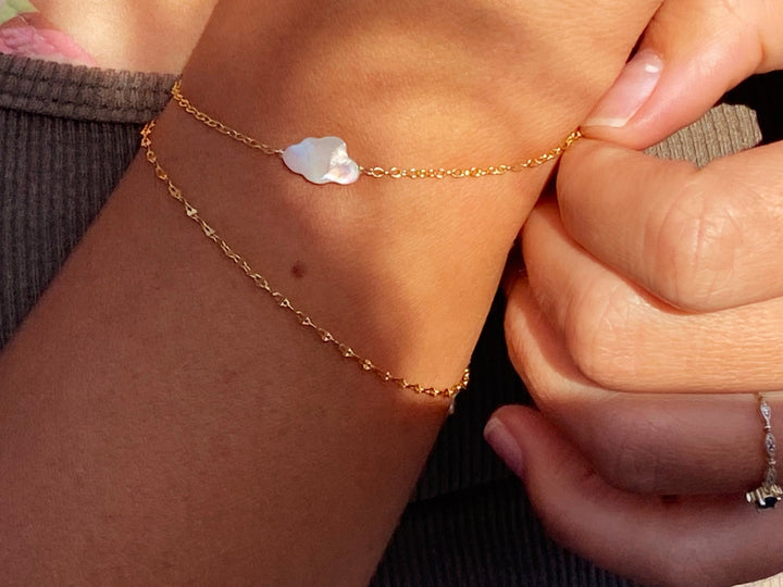 Perlmutt Schmuck Gliederarmband mit hochwertiger Vergoldung und schlichten Muschel Detail in Wolken Form - ALICIA'S DIARY