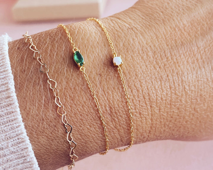 Liebevolles Schmuck Geschenk für die Tochter, zartes Armband Layering in Gold mit grünem Stein und Opal, Herz Gliederarmband am Handgelenk - ALICIA'S DIARY