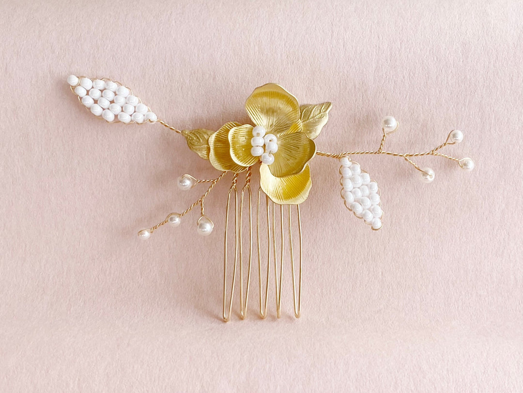 Goldene Haarblumen für die Braut, Cottagecore-Braut, Haarschmuck aus dem Braut Moden Shop Alicia's Diary