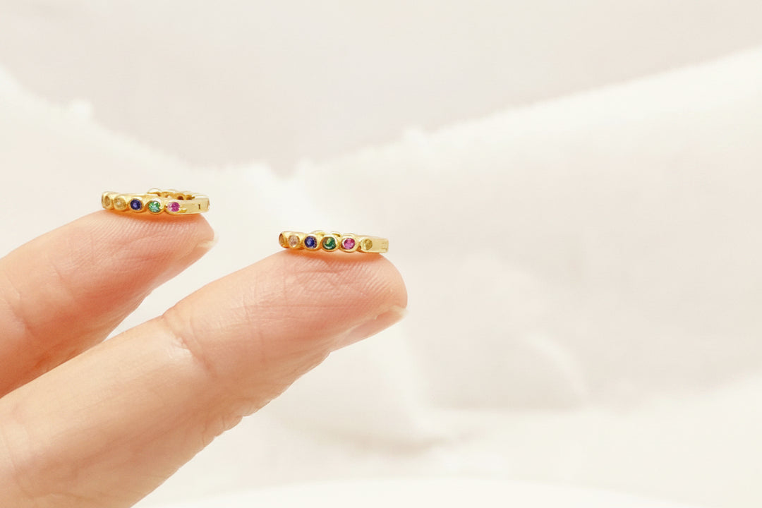 Regenbogen Huggies aus vergoldetem Silber mit bunten Kristallen, Regenbogen Schmuck von Alicia&