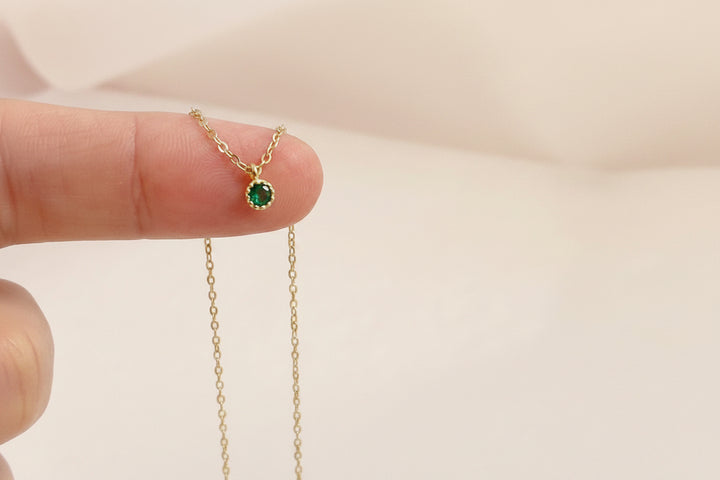 Zarte goldene Halskette mit grünem Anhänger aus vergoldetem 925 Silber, feiner Silberschmuck gold für junge Frauen von Alicia&