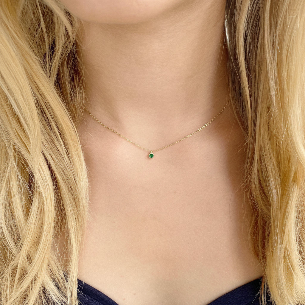 Dezente goldene Halskette mit winzigem grünen Stein, feiner Silberschmuck gold für junge Frauen von Alicia&