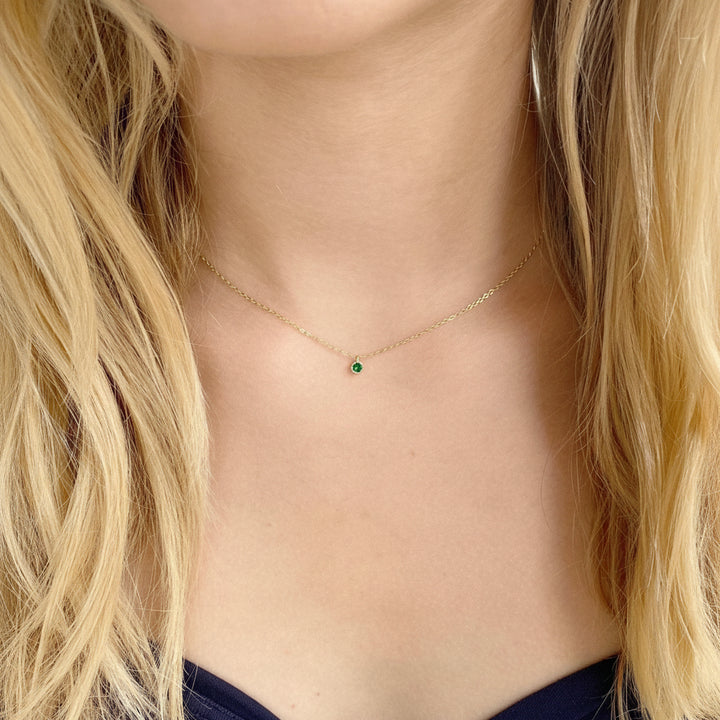 Dezente goldene Halskette mit winzigem grünen Stein, feiner Silberschmuck gold für junge Frauen von Alicia&