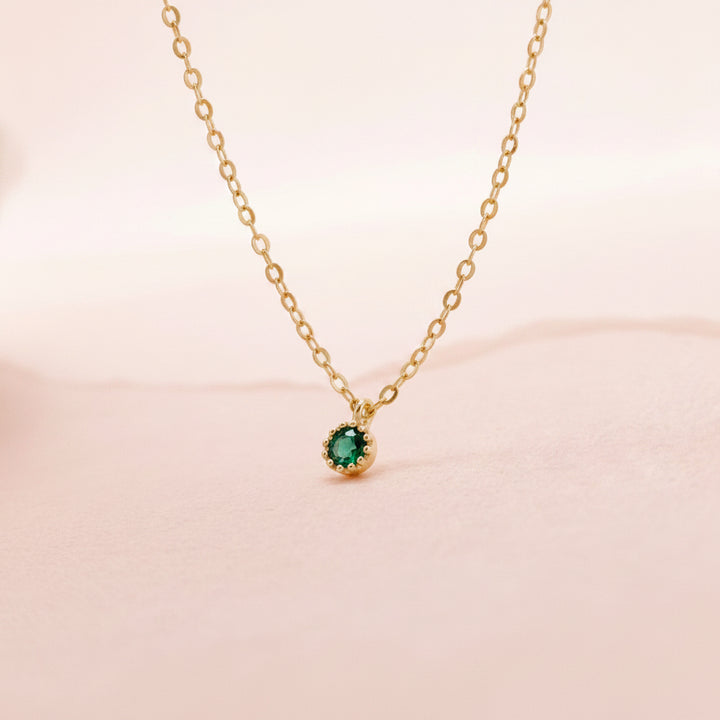 Dezente vergoldeten Silberkette mit sehr kleinem grünen Kristall Anhänger, feiner Silberschmuck gold für junge Frauen von Alicia&