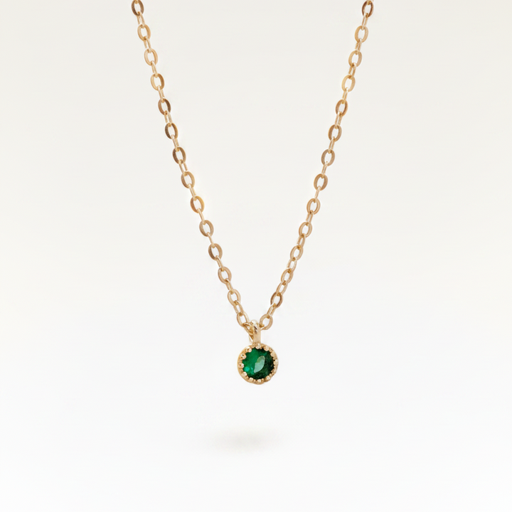 Dezente goldene Halskette mit sehr kleinem grünen Kristall, feiner Silberschmuck gold für junge Frauen von Alicia&