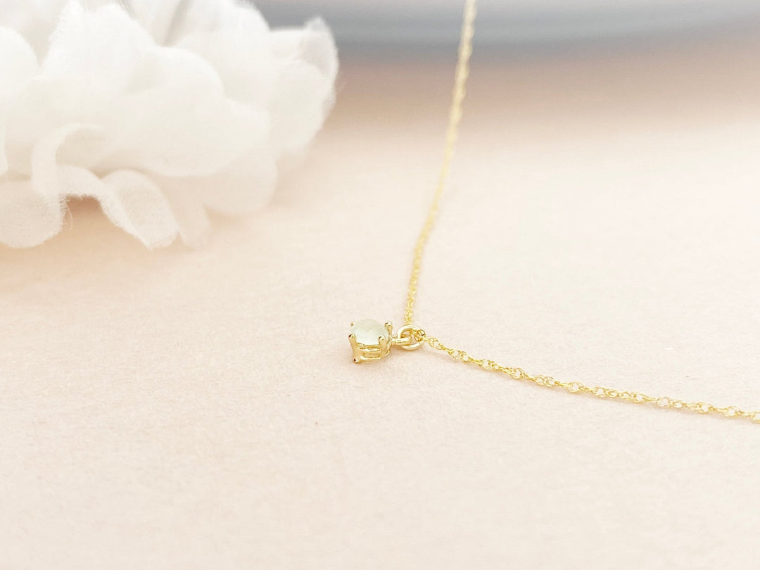Zarte Goldfill Halskette mit kleinem pastell grünem Anhänger - kissedby.shop