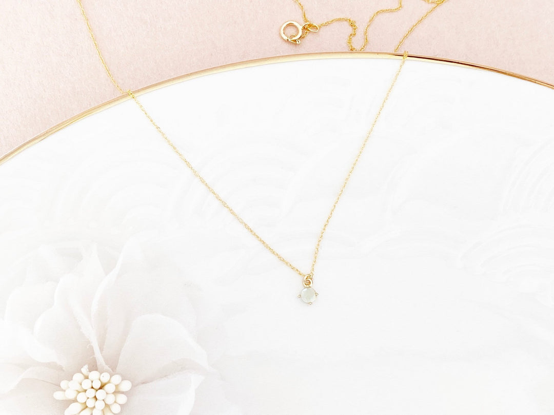 Zarte Goldfill Halskette mit kleinem pastell grünem Anhänger - kissedby.shop