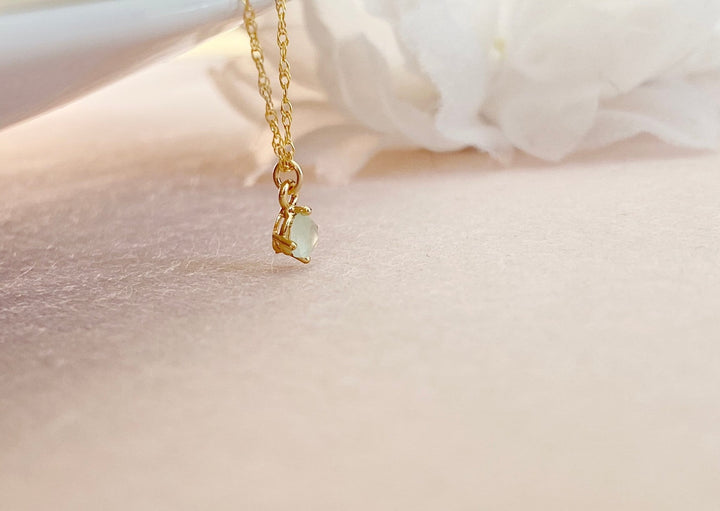 Zarte Goldfill Halskette mit kleinem pastell grünem Anhänger - kissedby.shop