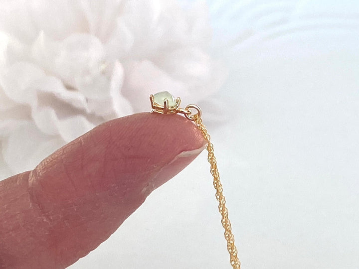 Zarte Goldfill Halskette mit kleinem pastell grünem Anhänger - kissedby.shop