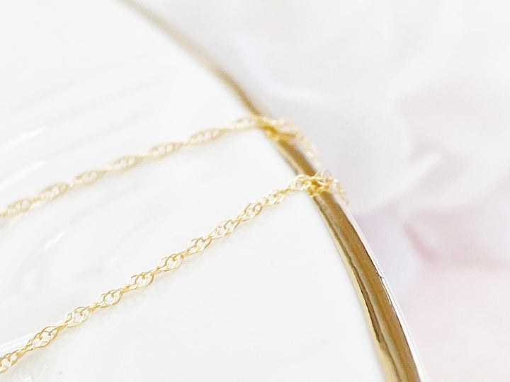 Zarte Goldfill Halskette mit kleinem pastell grünem Anhänger - kissedby.shop