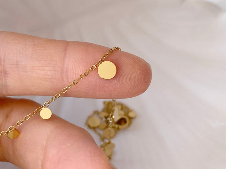 Feine goldene Halskette aus Edelstahl mit runden Anhängern von ALICIA'S DIARY