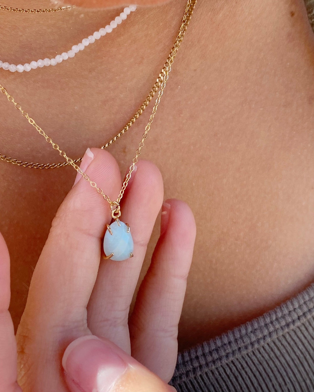 Zarte Halskette mit Amazonit Anhänger, Detailaufnahme der feinen Glieder der Goldfill Kette und dem Charm aus blauem Stein - ALICIA'S DIARY®