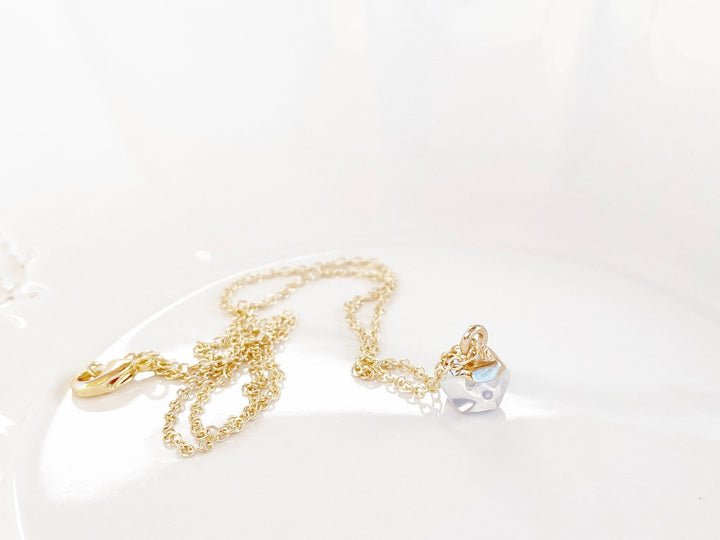 Zarte Halskette mit Opal Anhänger