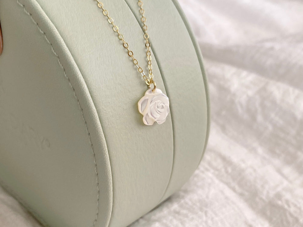 Goldfill Halskette mit Perlmutt Rose, schnelle Lieferung aus dem Hochzeits Online Shop Alicia's Diary