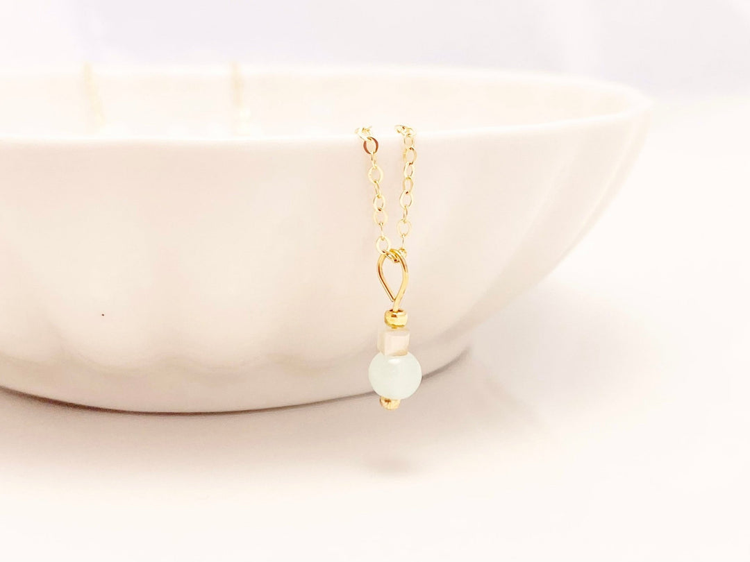 Zarte Kette mit Micro Anhänger, minimalistischer Goldschmuck für junge Frauen