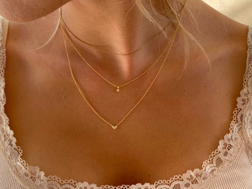 Collar con forma de corazón en plata bañada en oro para mujeres jóvenes, joyería Alicia's Diary.