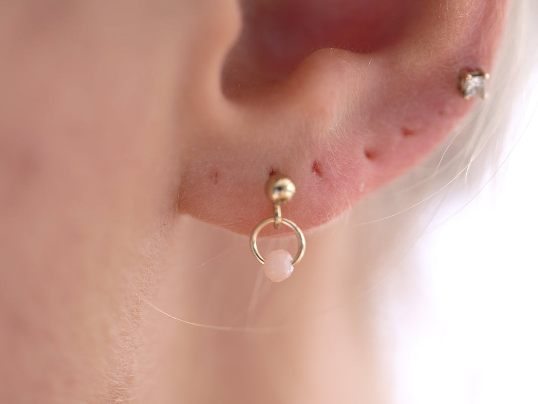 Goldene Ohrstecker mit rosafarbenen Opalen aus vergoldetem Silber, für Soft Summer Earcandy Ear Stacking von Alicia&
