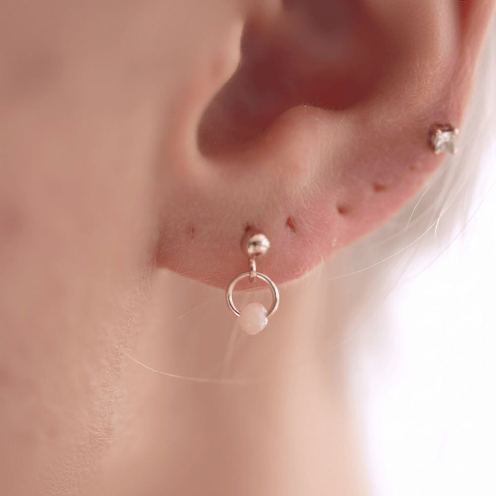 Goldene Ohrstecker mit rosafarbenen Opalen aus vergoldetem Silber, für Soft Summer Earcandy Ear Stacking von Alicia's Diary