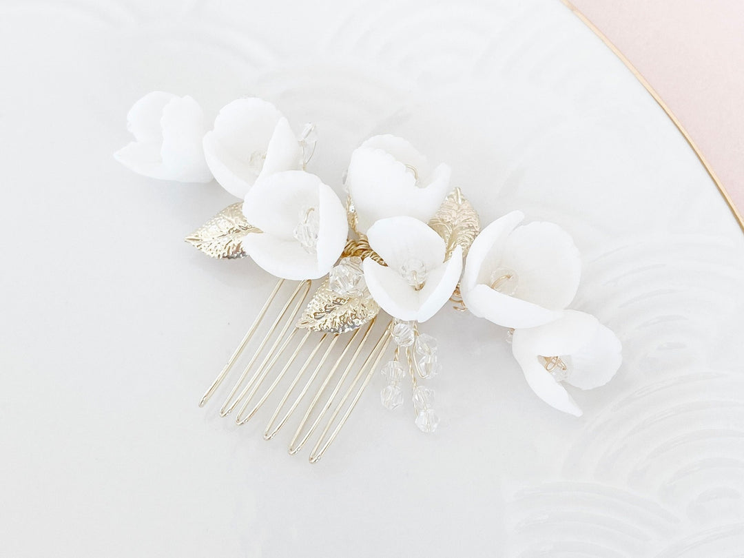 Zarter Braut Haarkamm Lori - gold mit Rocailles und zarten Blüten - kissedby.shop