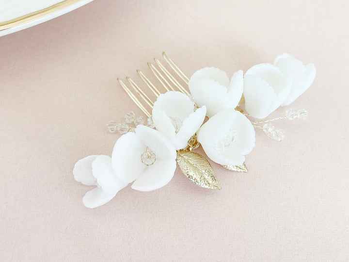 Zarter Braut Haarkamm Lori - gold mit Rocailles und zarten Blüten - kissedby.shop